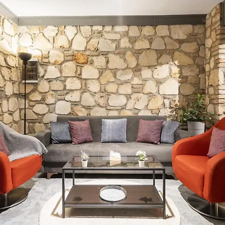 Апартаменты Charming Flat Near Hadrians Gate *